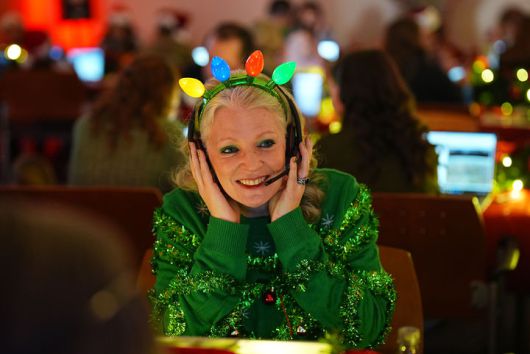 [콜로라도 스프링스=AP/뉴시스] 24일(현지 시간) 미 콜로라도주 콜로라도 스프링스의 미 북미항공우주방위사령부(NORAD) 피터슨 우주군 기지 콜센터에서 한 자원봉사자가 산타클로스의 현재 위치를 묻는 어린이의 전화에 응답하고 있다. NORAD는 1955년부터 산타 위치 추적 이벤트를 이어오고 있으며 NORAD의 산타 추적 사이트(www.noradsanta.org) 등을 통해서도 산타의 위치를 확인할 수 있다. 2025.12.25.