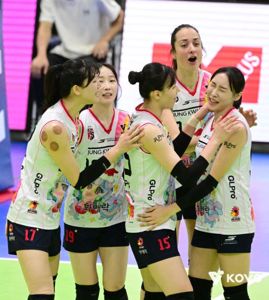 [서울=뉴시스] 여자 프로배구 정관장 선수들이 25일 수원체육관에서 열린 진에어 2025~2026 V-리그 3라운드 경기에서 현대건설을 상대로 득점을 올린 뒤 기뻐하고 있다. (사진=KOVO 제공) 2025.12.25.