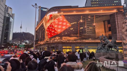 [서울=뉴시스]전상우 수습기자=성탄절인 25일 오후 5시께 서울 중구 신세계백화점 본점 외관에 설치된 '신세계 스퀘어' 전광판에 크리스마스 영상이 상영되고 있다. 2025.12.25 swoo@newsis.com