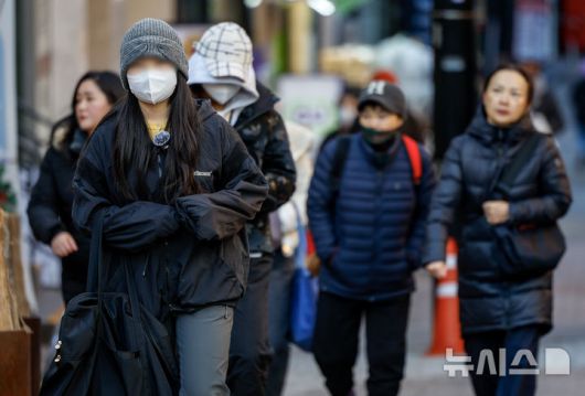[서울=뉴시스] 정병혁 기자 = 영하권 추위를 보인 25일 서울 중구 명동에서 두꺼운 옷차림을 한 여행객이 이동하고 있다. 2025.12.25. jhope@newsis.com