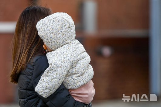 [서울=뉴시스] 정병혁 기자 = 영하권 추위를 보인 25일 서울 중구 명동성당에서 두꺼운 옷차림을 한 여행객들이 이동하고 있다. 2025.12.25. jhope@newsis.com