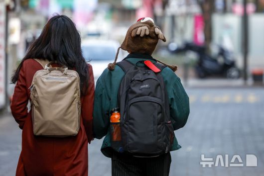 [서울=뉴시스] 정병혁 기자 = 영하권 추위를 보인 25일 서울 중구 명동에서 두꺼운 옷차림을 한 여행객들이 이동하고 있다. 2025.12.25. jhope@newsis.com