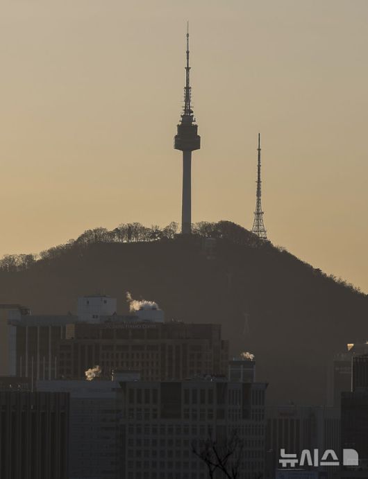 [서울=뉴시스] 정병혁 기자 = 영하권 추위를 보인 25일 서울시내 건물에서 수증기가 피어오르고 있다. 2025.12.25. jhope@newsis.com