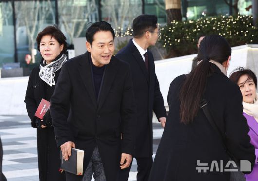 [서울=뉴시스] 김근수 기자 = 장동혁 국민의힘 당대표가 25일 서울 서초구 사랑의교회에서 진행된 성탄 예배를 마치고 이동하고 있다. 2025.12.25. ks@newsis.com