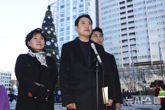 [서울=뉴시스] 김근수 기자 = 장동혁 국민의힘 당대표가 25일 서울 서초구 사랑의교회에서 진행된 성탄 예배를 마치고 취재진 질문에 답하고 있다. 2025.12.25. ks@newsis.com