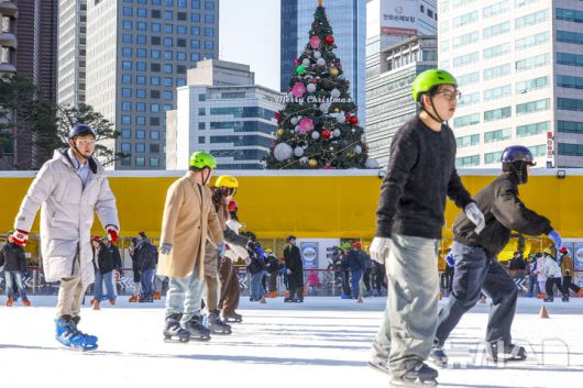 [서울=뉴시스] 정병혁 기자 = 크리스마스인 25일 서울 중구 서울광장 스케이트장을 찾은 시민들이 즐거운 시간을 보내고 있다. 2025.12.25. jhope@newsis.com