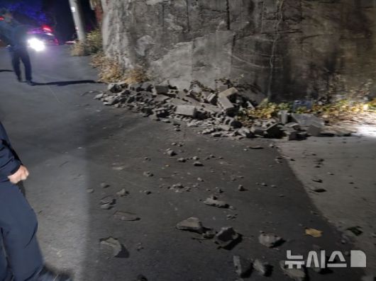 [제주=뉴시스] 25일 오후 제주 서귀포시 동홍동에서 강풍에 담벼락 일부가 무너져 소방당국이 안전조치를 벌이고 있다. (사진=제주소방안전본부 제공) 2025.12.26. photo@newsis.com