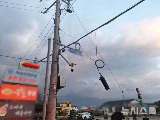 [제주=뉴시스] 강풍주의보가 내려진 25일 오후 제주시 한림읍에서 강풍에 의해 통신선이 늘어져 소방당국이 수습에 나서고 있다. (사진=제주소방안전본부 제공) 2025.12.26. photo@newsis.com