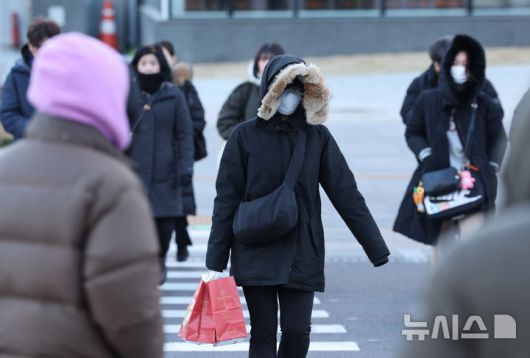 [서울=뉴시스] 배훈식 기자 = 서울 아침 최저기온 영하 12도 등 전국에 한파가 찾아온 26일 오전 서울 종로구 세종대로 사거리에서 두꺼운 옷차림의 시민들이 출근길 발걸음을 옮기고 있다. 2025.12.26. dahora83@newsis.com