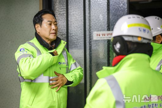 [서울=뉴시스] 정병혁 기자 = 장동혁 국민의힘 대표가 26일 서울 도봉구자원순환센터에서 국민의힘 약자와의동행위원회 봉사활동에 앞서 준비를 하고 있다. 2025.12.26. jhope@newsis.com