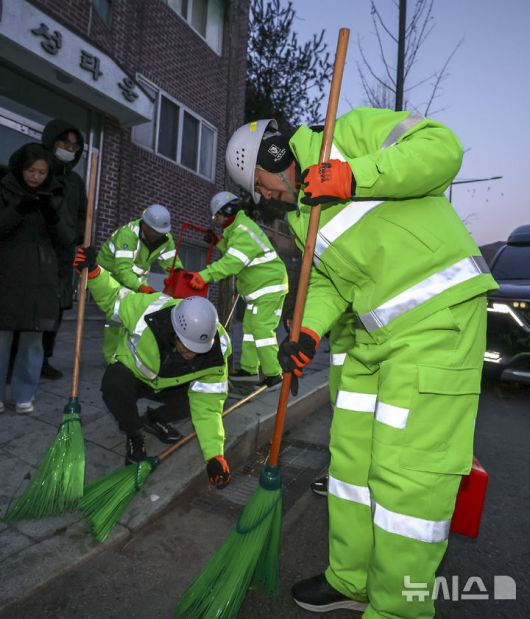 [서울=뉴시스] 정병혁 기자 = 장동혁 국민의힘 대표가 26일 서울 도봉구 도봉산길 인근에서 열린 국민의힘 약자와의동행위원회 봉사활동 일환으로 가로청소를 하고 있다. 2025.12.26. jhope@newsis.com