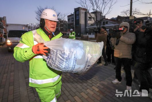 [서울=뉴시스] 정병혁 기자 = 장동혁 국민의힘 대표가 26일 서울 도봉구 도봉산길 인근에서 열린 국민의힘 약자와의동행위원회 봉사활동 일환으로 가로청소를 하고 있다. 2025.12.26. jhope@newsis.com