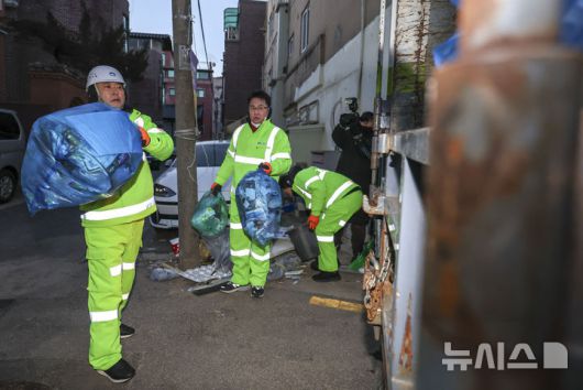 [서울=뉴시스] 정병혁 기자 = 장동혁 국민의힘 대표가 26일 서울 도봉구 도봉산길 인근에서 열린 국민의힘 약자와의동행위원회 봉사활동 일환으로 가로청소를 하고 있다. 2025.12.26. jhope@newsis.com