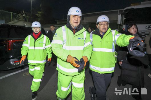 [서울=뉴시스] 정병혁 기자 = 장동혁 국민의힘 대표가 26일 서울 도봉구자원순환센터에서 국민의힘 약자와의동행위원회 봉사활동을 하기 위해 이동하고 있다. 2025.12.26. jhope@newsis.com