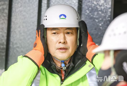 [서울=뉴시스] 정병혁 기자 = 장동혁 국민의힘 대표가 26일 서울 도봉구자원순환센터에서 국민의힘 약자와의동행위원회 봉사활동에 앞서 준비를 하고 있다. 2025.12.26. jhope@newsis.com