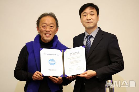 [서울=뉴시스] 박진희 기자 = 정명훈 KBS교향악단 음악감독과 이승환 KBS교향악단 사장이 26일 서울 영등포구 콘래드 서울에서 기자회견을 하고 있다. (재)KBS교향악단은 지휘자 정명훈을 제10대 음악감독으로 선임했다. 2025.12.26. pak7130@newsis.com