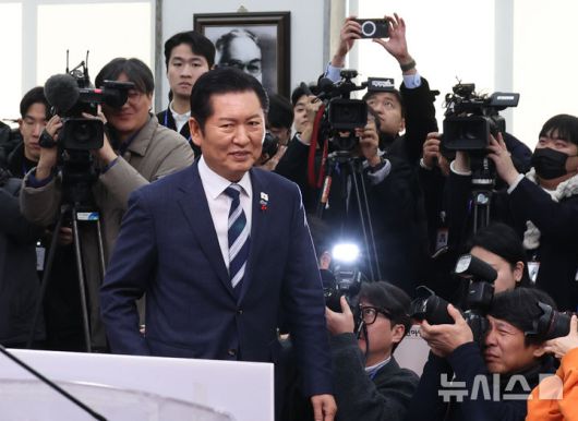 [서울=뉴시스] 김금보 기자 = 정청래 더불어민주당 대표가 26일 오전 서울 여의도 국회에서 기자회견을 열고 발언대로 향하고 있다. 2025.12.26.kgb@newsis.com