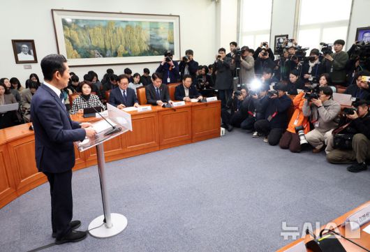 [서울=뉴시스] 김금보 기자 = 정청래 더불어민주당 대표가 26일 오전 서울 여의도 국회에서 기자회견을 하고 있다. 2025.12.26.kgb@newsis.com