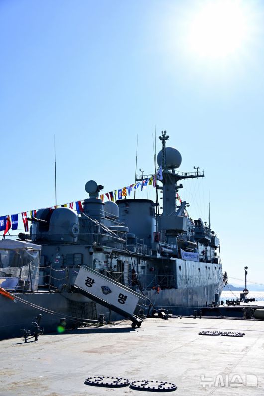 [진해=뉴시스] 차용현 기자 = 해군은 26일 오전 진해군항에서 초계함 광명함 전역식을 개최했다. 이날 광명함은 36년간 해양 수호 임무를 마치고 현역에서 물러났다. 2025.12.26. con@newsis.com