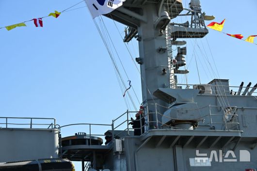 [진해=뉴시스] 차용현 기자 = 해군은 26일 오전 진해군항에서 초계함 광명함 전역식을 개최했다. 이날 광명함은 36년간 해양 수호 임무를 마치고 현역에서 물러났다. 사진은 취역기 강하모습. 2025.12.26. con@newsis.com