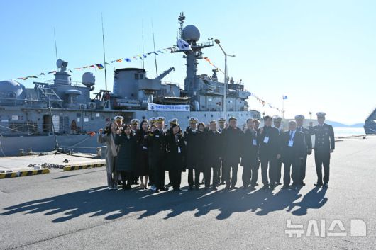 [진해=뉴시스] 차용현 기자 = 해군은 26일 오전 진해군항에서 초계함 광명함 전역식을 개최했다. 이날 광명함은 36년간 해양 수호 임무를 마치고 현역에서 물러났다. 사진은 김경률 해군작전사령관을 비롯한 역대 함장들이 전역하는 광명함 앞에서 기념촬영하고 있다. 2025.12.26. con@newsis.com