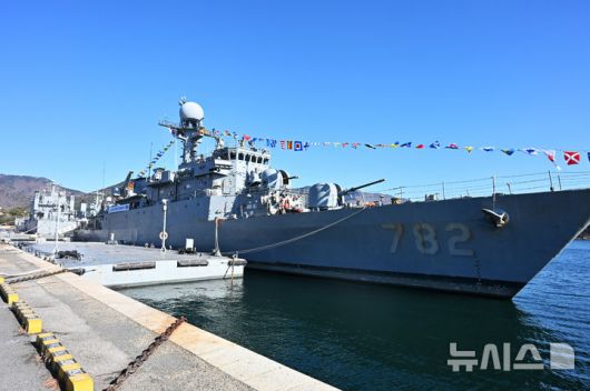 [진해=뉴시스] 차용현 기자 = 해군은 26일 오전 진해군항에서 초계함 광명함 전역식을 개최했다. 이날 광명함은 36년간 해양 수호 임무를 마치고 현역에서 물러났다. 2025.12.26. con@newsis.com