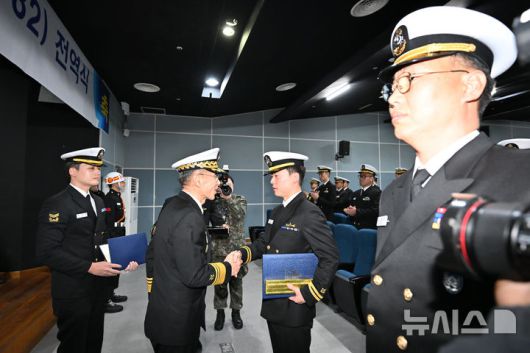 [진해=뉴시스] 차용현 기자 = 해군은 26일 오전 진해군항에서 초계함 광명함 전역식을 개최했다. 이날 광명함은 36년간 해양 수호 임무를 마치고 현역에서 물러났다. 사진은 김경률 해군작전사령관이 우수 승무원에게 표창장을 수여하고 있다.  2025.12.26. con@newsis.com