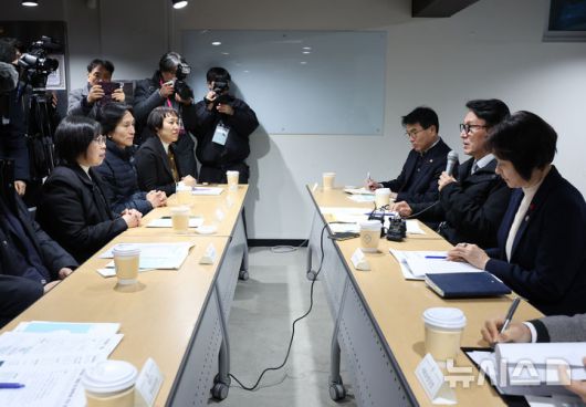 [서울=뉴시스] 배훈식 기자 = 겨울철 취약계층 현장방문에 나선 김민석 국무총리가 26일 오후 서울 종로구 창신동쪽방상담소에서 현장 간담회를 하고 있다. 2025.12.26. dahora83@newsis.com