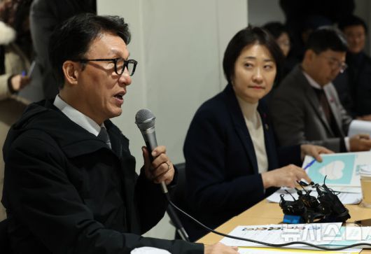 [서울=뉴시스] 배훈식 기자 = 겨울철 취약계층 현장방문에 나선 김민석 국무총리가 26일 오후 서울 종로구 창신동쪽방상담소에서 열린 현장 간담회에서 발언하고 있다. 2025.12.26. dahora83@newsis.com