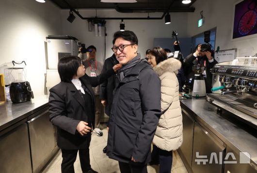 [서울=뉴시스] 배훈식 기자 = 겨울철 취약계층 현장방문에 나선 김민석 국무총리가 26일 오후 서울 종로구 창신동쪽방상담소 카페 시설을 둘러보고 있다. 2025.12.26. dahora83@newsis.com