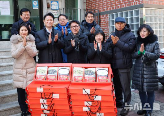 [서울=뉴시스] 배훈식 기자 = 겨울철 취약계층 현장방문에 나선 김민석 국무총리가 26일 오후 서울 종로구 창신동쪽방상담소를 찾아 기념촬영을 하고 있다. 2025.12.26. dahora83@newsis.com