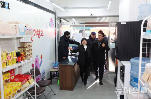 [서울=뉴시스] 배훈식 기자 = 겨울철 취약계층 현장방문에 나선 김민석 국무총리가 26일 오후 서울 종로구 창신동 동행스토어 온기창고를 둘러보고 있다. 2025.12.26. dahora83@newsis.com