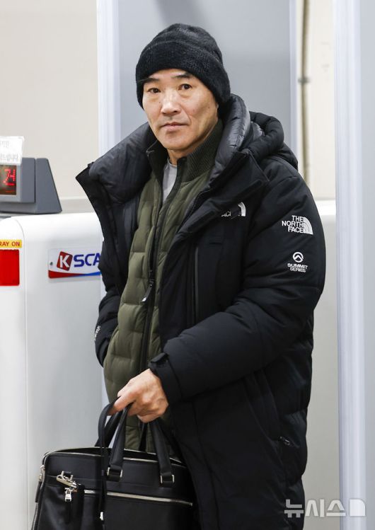 [서울=뉴시스] 정병혁 기자 = 서해 공무원 피격사건의 유가족 이래진 씨가 26일 서울 서초구 서울중앙지방법원에서 열린 '서해 공무원 피격 사건' 은폐 시도 및 '월북몰이' 사건 선고기일을 마친 뒤 법원을 나서고 있다. 이날 서울중앙지법 형사합의25부(부장판사 지귀연)는 26일 서훈 전 청와대 안보실장, 박지원 더불어민주당 의원(전 국가정보원장), 서욱 전 국방부 장관, 김홍희 전 해양경찰청장, 노은채 전 국정원장 비서실장에게 무죄를 선고했다.2025.12.26. jhope@newsis.com