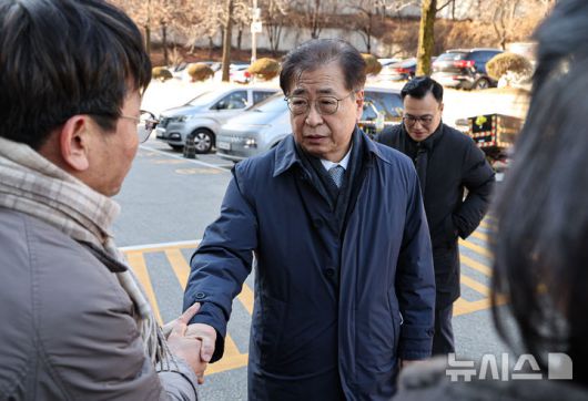 [서울=뉴시스] 정병혁 기자 = '서해 공무원 피격 사건' 은폐 시도 및 '월북몰이' 혐의로 재판에 넘겨진 서훈 전 국가안보실장이 선고기일을 마친 뒤 법원을 나서고 있다.이날 서울중앙지법 형사합의25부(부장판사 지귀연)는 26일 서훈 전 청와대 안보실장, 박지원 전 국가정보원장, 서욱 전 국방부 장관, 김홍희 전 해양경찰청장, 노은채 전 국정원장 비서실장에게 무죄를 선고했다. (공동취재)  2025.12.26. photo@newsis.com