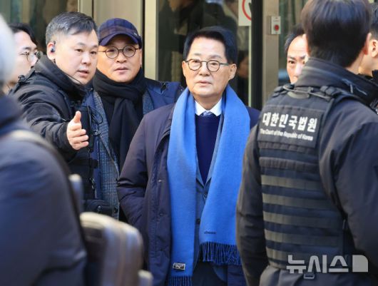 [서울=뉴시스] 정병혁 기자 = '서해 공무원 피격 사건' 은폐 시도 및 '월북몰이' 혐의로 재판에 넘겨진 박지원 전 국가정보원장이 26일 서울 서초구 서울중앙지방법원에서 선고기일을 마친 뒤 법원을 나서고 있다.이날 서울중앙지법 형사합의25부(부장판사 지귀연)는 26일 서훈 전 청와대 안보실장, 박지원 전 국가정보원장, 서욱 전 국방부 장관, 김홍희 전 해양경찰청장, 노은채 전 국정원장 비서실장에게 무죄를 선고했다. (공동취재)  2025.12.26. photo@newsis.com