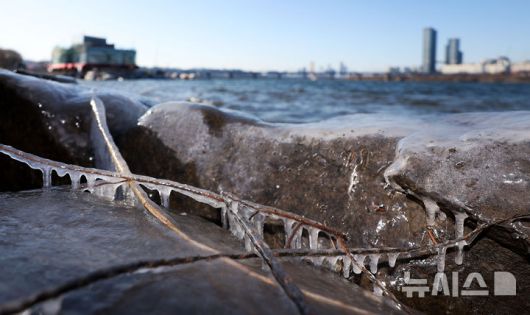 [서울=뉴시스] 김선웅 기자 = 서울 최저기온이 -12도를 기록하며 올해 첫 한파주의보가 발효된 26일 서울 서초구 반포동 한강변에 얼음이 얼어있다. 2025.12.26. mangusta@newsis.com