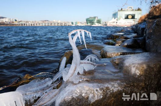 [서울=뉴시스] 김선웅 기자 = 서울 최저기온이 -12도를 기록하며 올해 첫 한파주의보가 발효된 26일 서울 서초구 반포동 한강변에 얼음이 얼어있다. 2025.12.26. mangusta@newsis.com