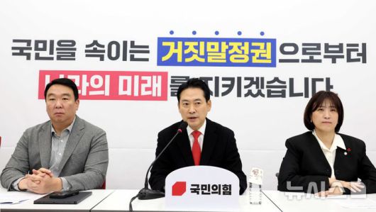 [서울=뉴시스] 조성봉 기자 = 장동혁 국민의힘 대표가 28일 오전 서울 여의도 국회에서 열린 현안 관련 기자간담회에서 발언을 하고 있다. 2025.12.28. suncho21@newsis.com