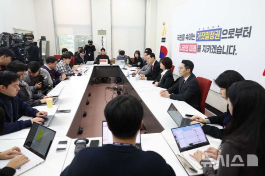 [서울=뉴시스] 조성봉 기자 = 장동혁 국민의힘 대표가 28일 오전 서울 여의도 국회에서 열린 현안 관련 기자간담회에서 발언을 하고 있다. 2025.12.28. suncho21@newsis.com