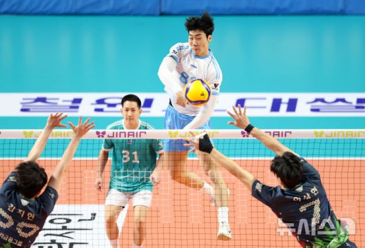 [서울=뉴시스] 조성우 기자 = 28일 오후 서울 중구 장충체육관에서 열린 2025~2026 V리그 남자부 우리카드와 대한항공의 경기, 대한항공 임재영이 스파이크 공격을 하고 있다. 2025.12.28. xconfind@newsis.com
