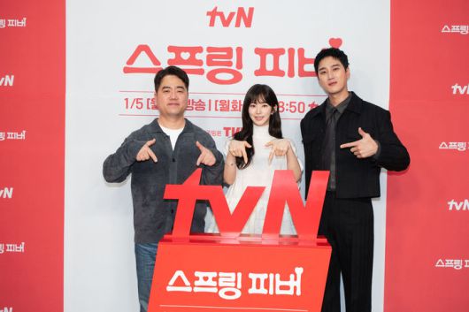 [서울=뉴시스] tvN 새 월화드라마 '스프링 피버'의 박원국 감독, 배우 이주빈, 안보현.(사진=tvN 제공) 2025.12.29. photo@newsis.com *재판매 및 DB 금지