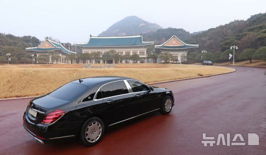 [서울=뉴시스] 최동준 기자 = 이재명 대통령이 청와대에서 집무를 시작하는 29일 이 대통령이 탄 차량이 청와대 본관으로 향하고 있다.대통령의 청와대 복귀는 2022년 5월 이후 3년 7개월 만이다. (청와대통신사진기자단) 2025.12.29. photocdj@newsis.com