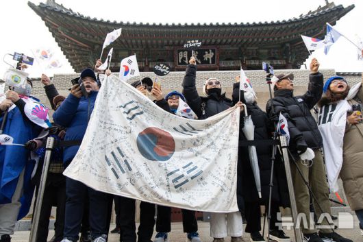[서울=뉴시스] 최동준 기자 = 이재명 대통령이 청와대에서 집무를 시작하는 29일 청와대 앞에서 이 대통령 지지자들이 첫 출근을 응원하고 있다.대통령의 청와대 복귀는 2022년 5월 이후 3년 7개월 만이다. (청와대통신사진기자단) 2025.12.29. photocdj@newsis.com