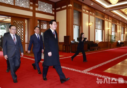 [서울=뉴시스] 최동준 기자 = 이재명 대통령이 29일 청와대로 첫 출근하고 있다.대통령의 청와대 복귀는 2022년 5월 이후 3년 7개월 만이다. 2025.12.29. photocdj@newsis.com