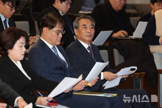 [서울=뉴시스] 조성우 기자 = 민중기 특별검사가 29일 오전 서울 종로구 KT 광화문빌딩 웨스트에서 김건희 여사의 각종 의혹 관련 최종 수사 결과 발표 브리핑을 하기 전 자리하고 있다. 2025.12.29. xconfind@newsis.com