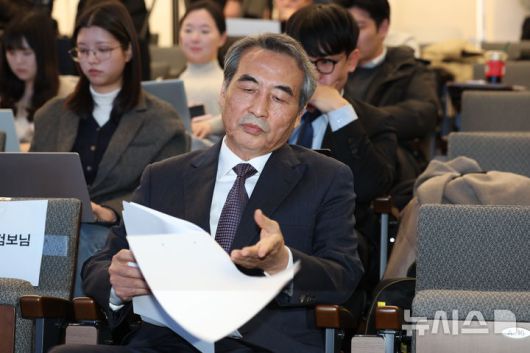 [서울=뉴시스] 조성우 기자 = 민중기 특별검사가 29일 오전 서울 종로구 KT 광화문빌딩 웨스트에서 김건희 여사의 각종 의혹 관련 최종 수사 결과 발표 브리핑 전 자료를 살펴보고 있다. 2025.12.29. xconfind@newsis.com