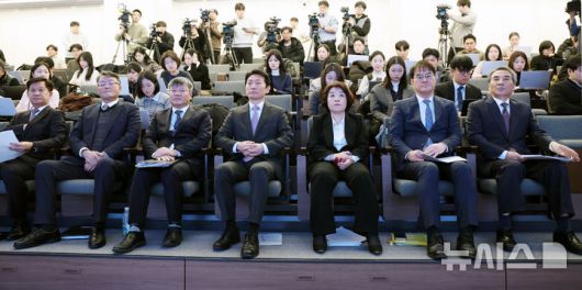 [서울=뉴시스] 조성우 기자 = 민중기(앞줄 오른쪽) 특별검사와 특검보들이 29일 오전 서울 종로구 KT 광화문빌딩 웨스트에서 열린 김건희 여사의 각종 의혹 관련 최종 수사 결과 발표 브리핑에 참석해 자리하고 있다. 오른쪽부터 민중기 특검, 김형근, 오정희, 박상진, 문홍주, 김경호, 박노수 특검보. 2025.12.29. xconfind@newsis.com