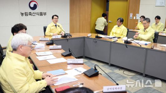 [세종=뉴시스] 강종민 기자 = 사진은 김종구 농림축산식품부 차관이 지난달 29일 세종시 정부세종청사에서 고병원성조류인플루엔자 발생 관련 중수본 회의를 주재하고 있는 모습. 2025.12.29. ppkjm@newsis.com