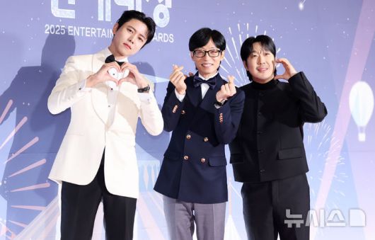 [서울=뉴시스] 김혜진 기자 = 방송인 주우재(왼쪽부터), 유재석, 하하가 29일 오후 서울 마포구 MBC 사옥에서 열린 2025 MBC 방송연예대상에서 포즈를 취하고 있다. 2025.12.29. jini@newsis.com