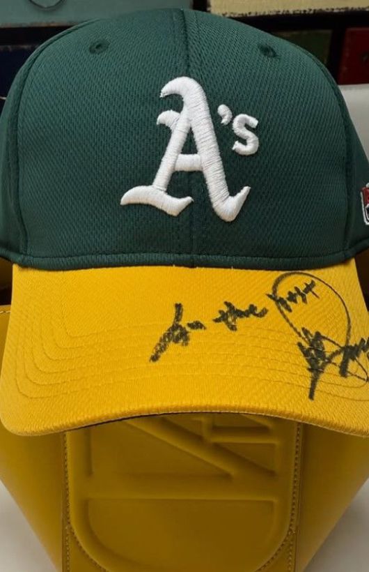 [서울=뉴시스] 박찬호 사인 모자. (사진=이윤미 인스타그램) 2025.12.30. photo@newsis.com *재판매 및 DB 금지